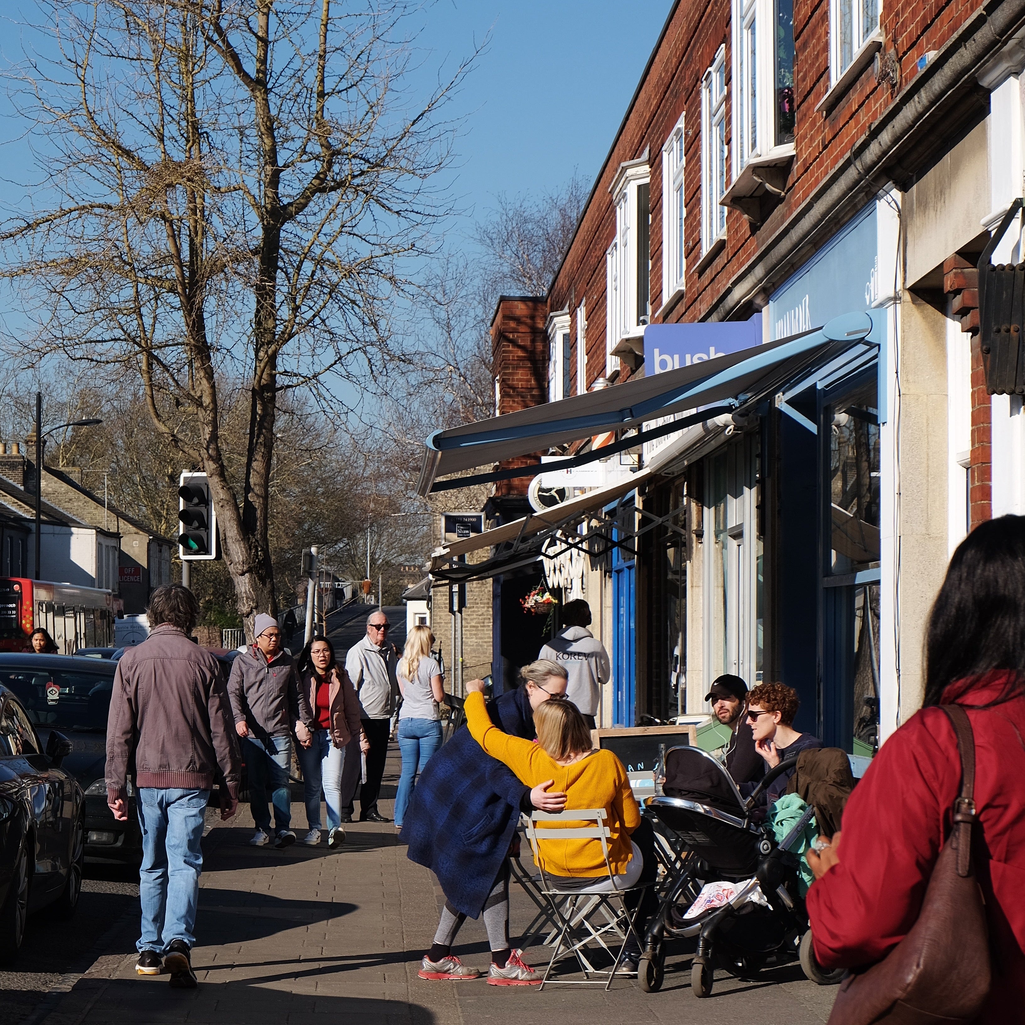 romsey with people sitting outside cafes